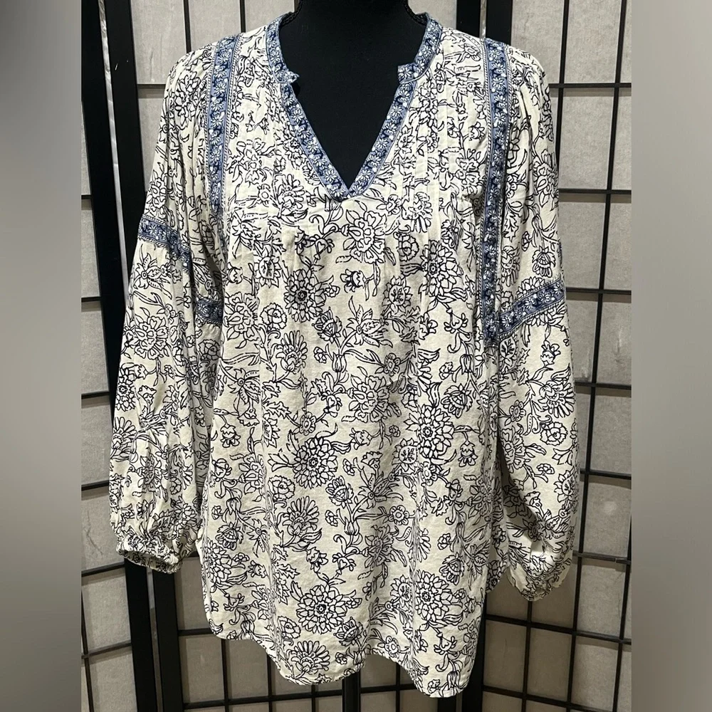 Old Navy Blue and Cream Floral SPLIT NECK, POET Blouse, WOMEN SIZE S